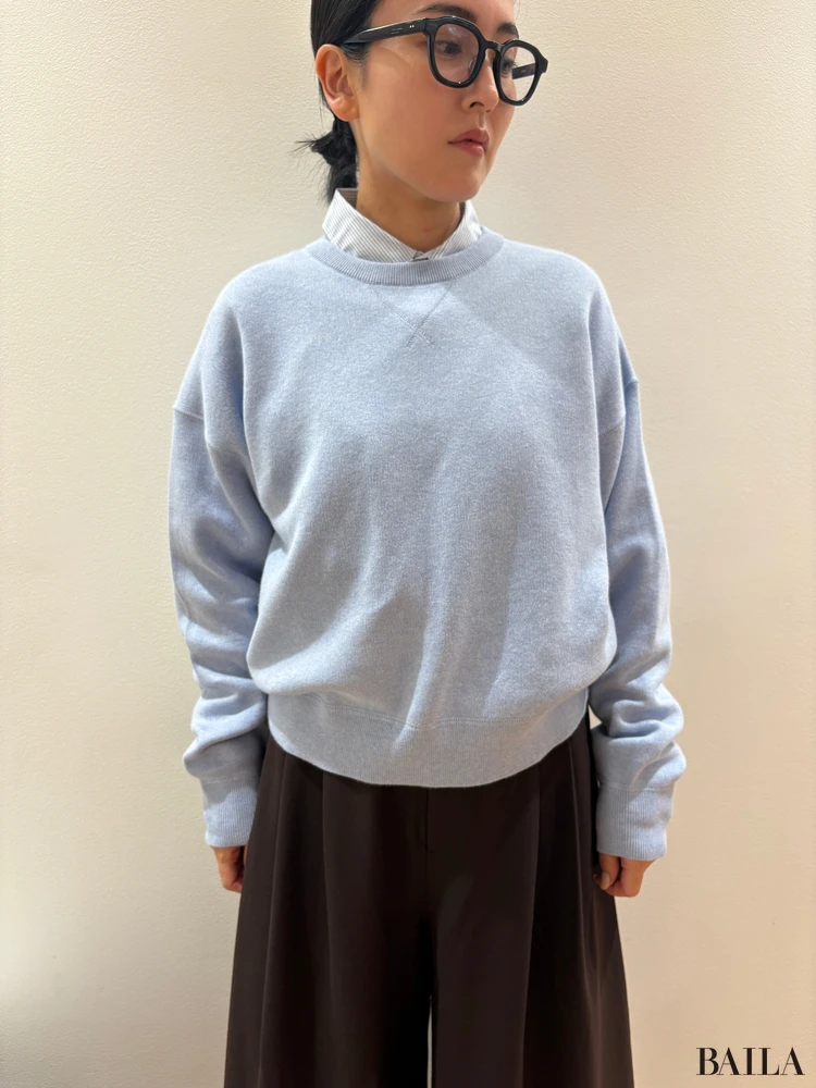 「スムースコットンクルーネックセーター」×「ブロードオーバーサイズシャツ/ストライプ」