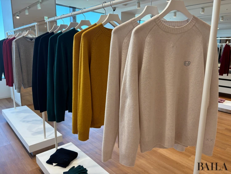 ラムクルーネックセーター(¥3990)/KAWS WINTER(ユニクロ)