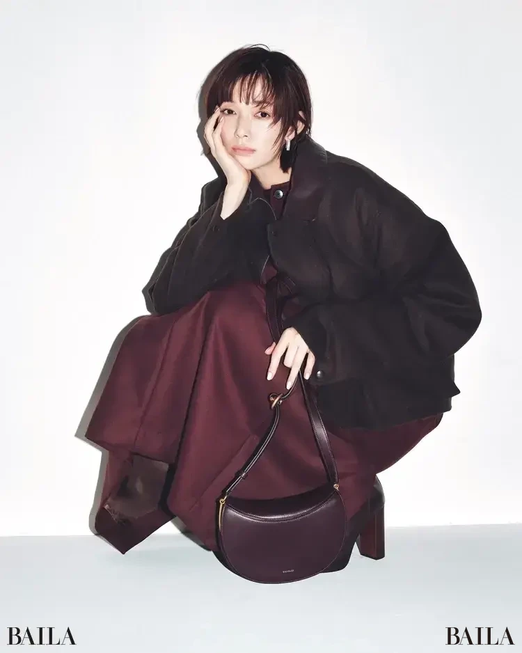 ボルドーはブラウン合わせで品よく落ち着かせて BAILA 佐藤栞里