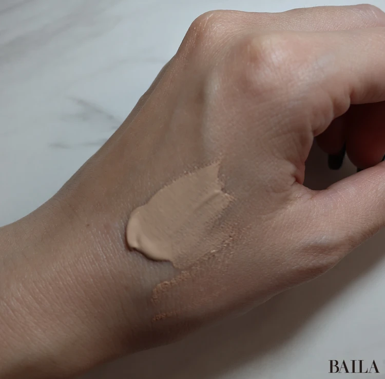 ラ ロッシュ ポゼ UVイデア XL プロテクショントーンアップ ティントを手の甲に伸ばした写真