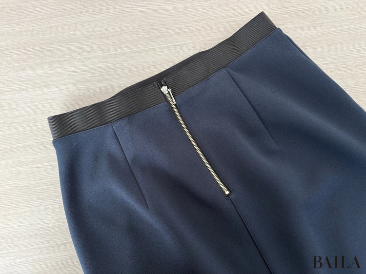 色み：知的で引き締め力のある、暗めのネイビー