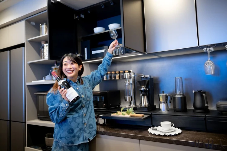 セントラルガーデン月島ザタワー　モデルルーム　キッチン　吊戸棚