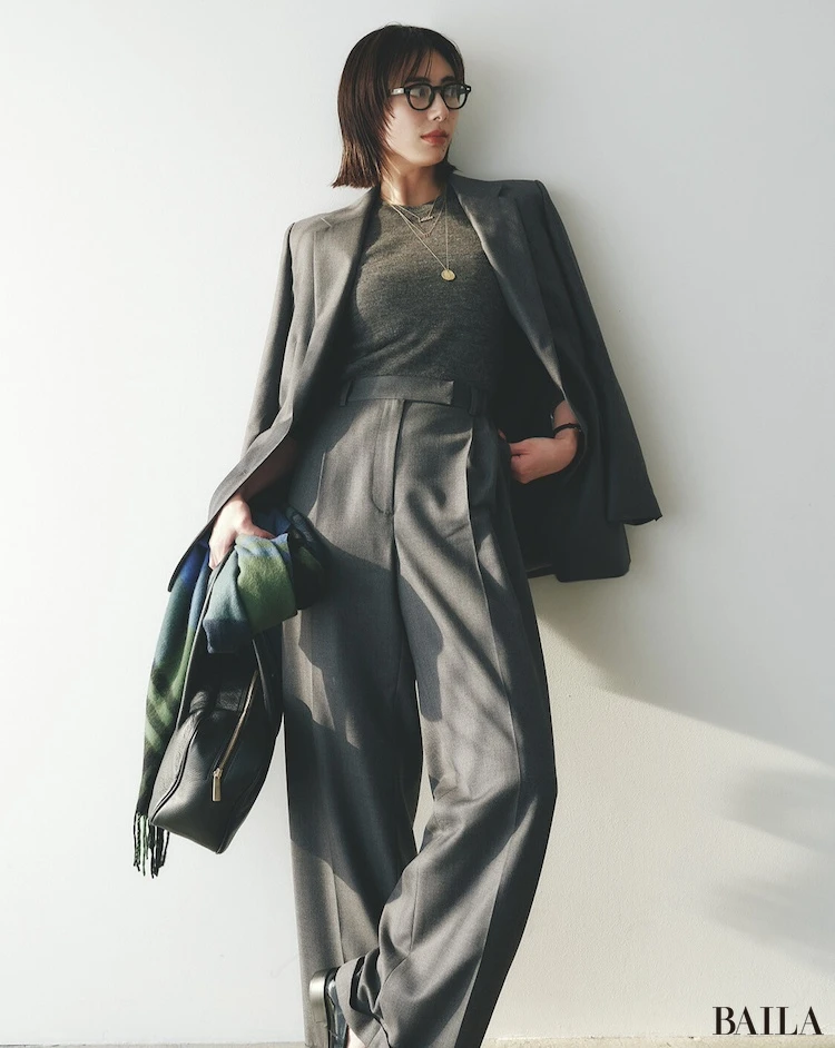 ジャケット×お茶目モチーフジュエリー