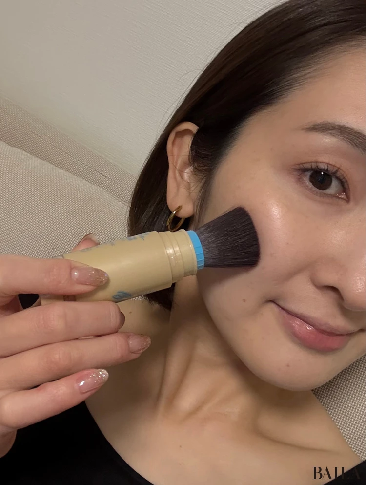 アネッサ パーフェクトUV ブラッシュオンパウダーを塗っているところ