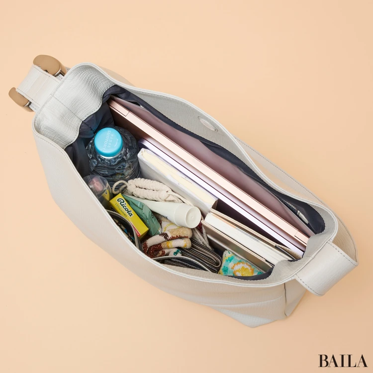 エポイ タック ワンショルダーバッグ 収納力 通勤グッズをバッグに入れた様子