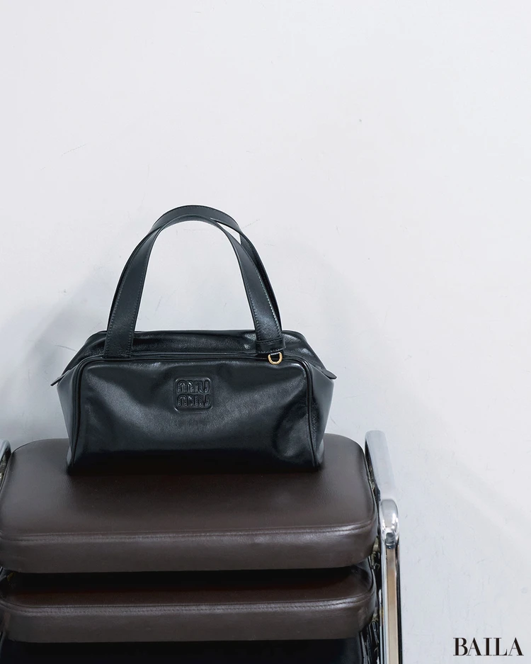 【MIU MIU（ミュウミュウ）】ソフトな質感が特徴的な新作ボストンバッグをチェック
