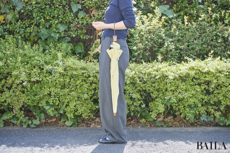 サンバリア100の日傘　折りたたみでもしっかり守る設計。持ち運びやすさとのバランスも魅力