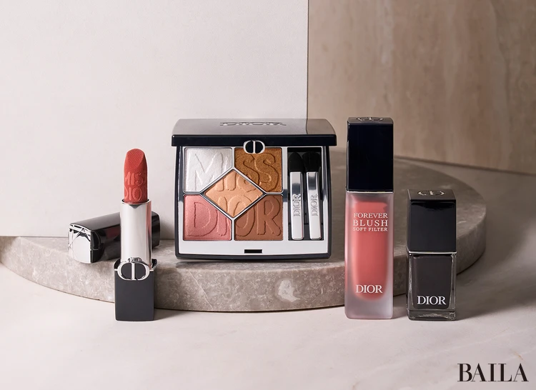 右から:ディオール ヴェルニ 908(数量限定品) ¥4620、ディオールスキン フォーエヴァー ブラッシュ ソフト フィルター 02 ¥5940、ディオールショウ サンク クルール 664(数量限定品) ¥11550、ルージュ ディオール 100V(数量限定品) ¥6270/パルファン・クリスチャン・ディオール