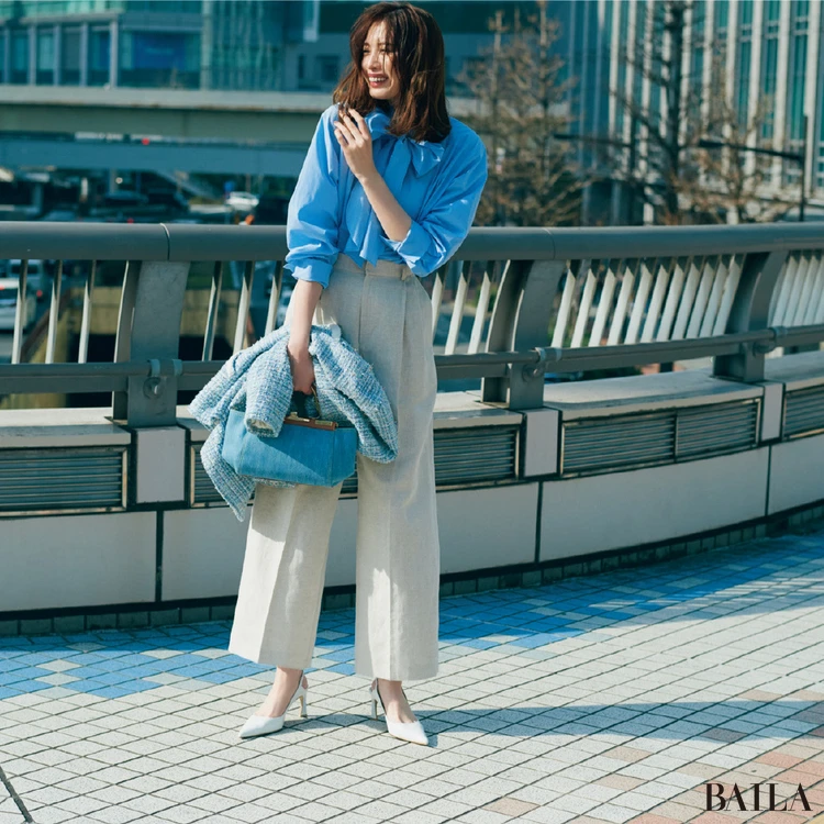 華やぎと清潔感の両得に“ハンサムなベージュ”が効果的【BAILA今日のコーデ】