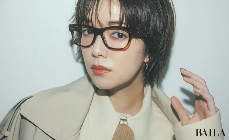 小物で効かせるブラウン メガネ