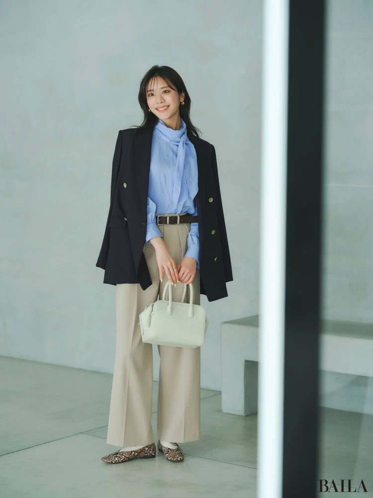 モデル貴島明日香がブラウス起点のチームリーダー向けコーディネートを着ているモデルカット