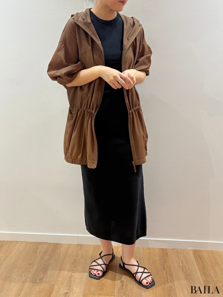 UVカットシアーオーバーサイズパーカ￥6990・3Dコットンニットワンピースノースリーブ￥4990／Uniqlo U（ユニクロ）