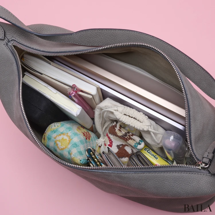 J&M デヴィッドソン　エスカルゴ トート　収納力　通勤グッズをバッグに入れた様子