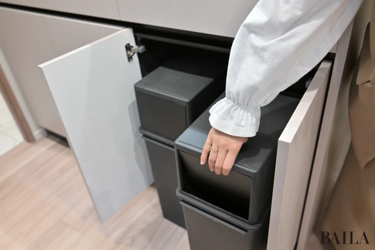 ザ・パークハウス 用賀プレイス　モデルルーム　キッチン　ごみ箱　隠して収納