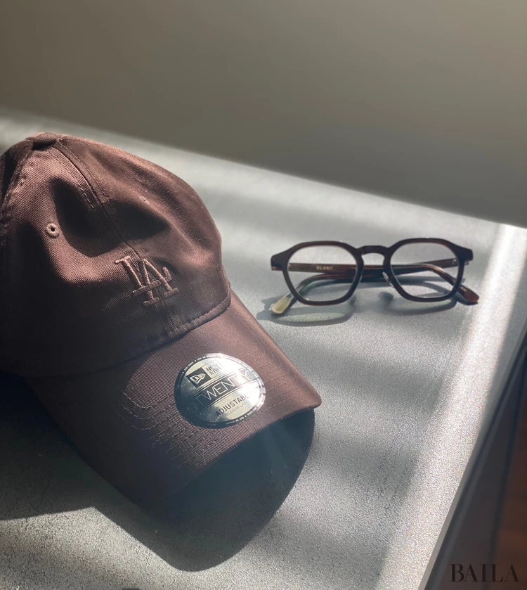 ニューバランスの白スニーカー　つま先の寄り