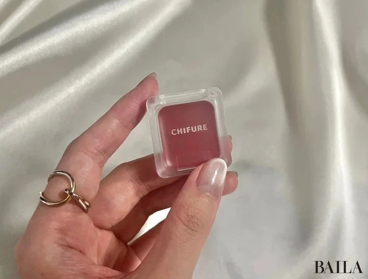 スーパーバイラーズの愛用コスメ チーク リップ