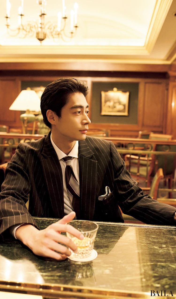 お酒を飲む濱尾ノリタカさん