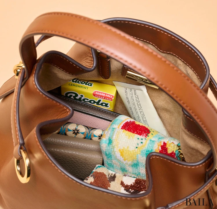 ローレン　〜〜〜　収納力　荷物をバッグに入れた様子