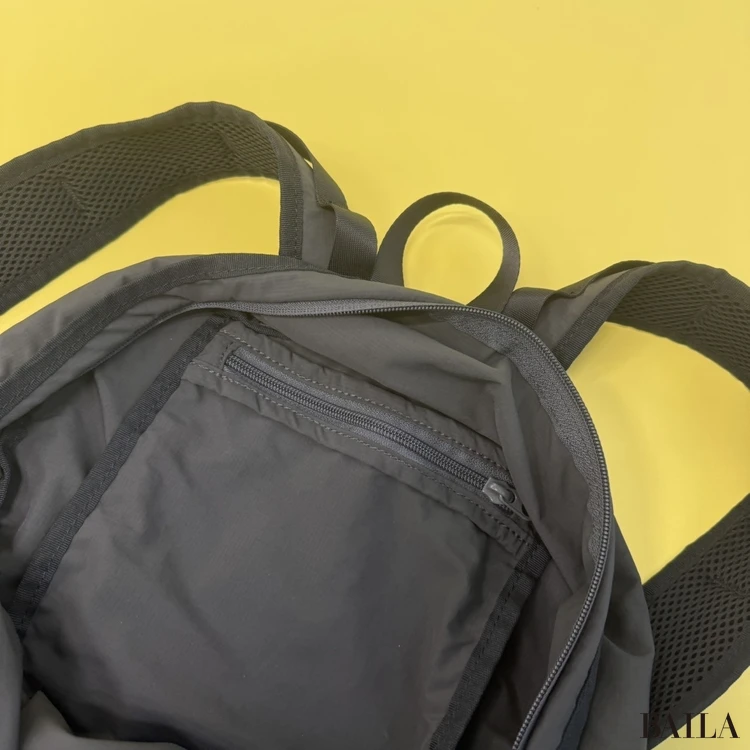 リュック内側：ジップつきのミニポケット