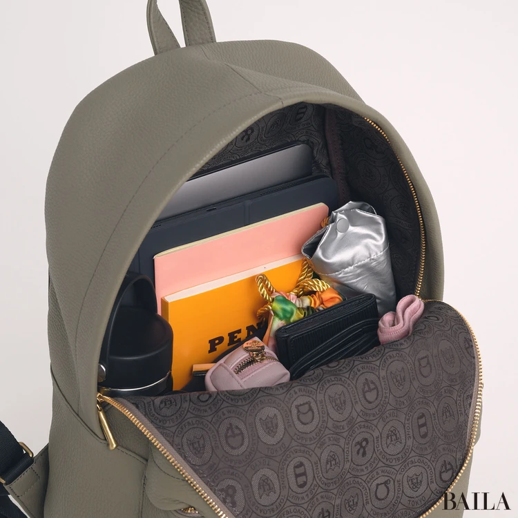 「トフ＆ロードストーン」の リュック　収納力　通勤グッズをバッグに入れた様子