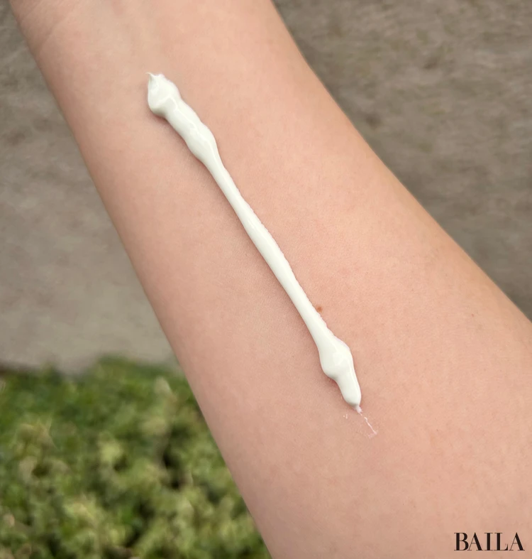 アネッサ パーフェクトUV スキンケアジェル NBを手の甲に伸ばした写真