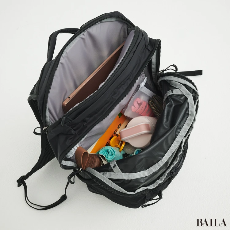 サロモン リュック 収納力 通勤グッズをバッグに入れた様子