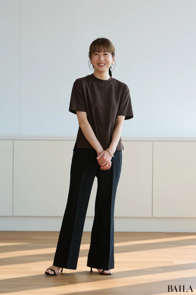 ユニクロの新作「スマートフレアパンツ」を試着する真知さん