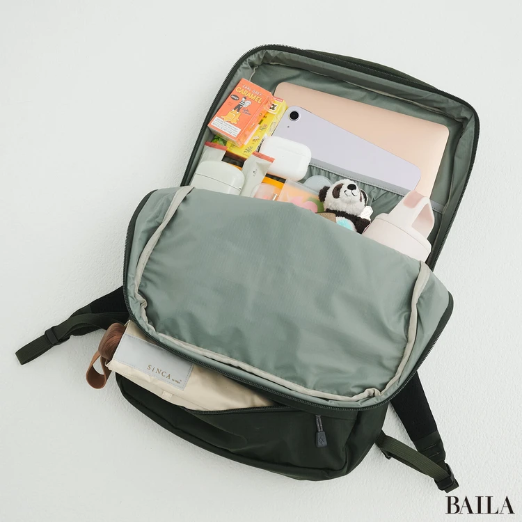 モンベル　リュック　収納力　通勤グッズをバッグに入れた様子