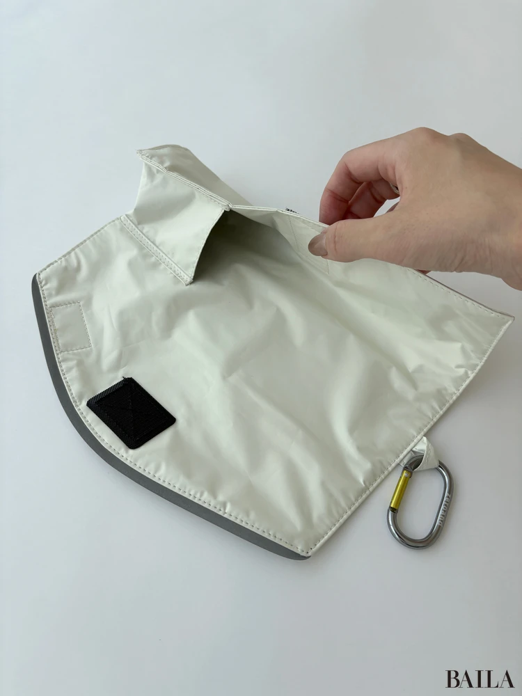 ゼロアンド（-0&）シリーズの「晴雨兼用折りたたみ日傘　収納袋ディテール