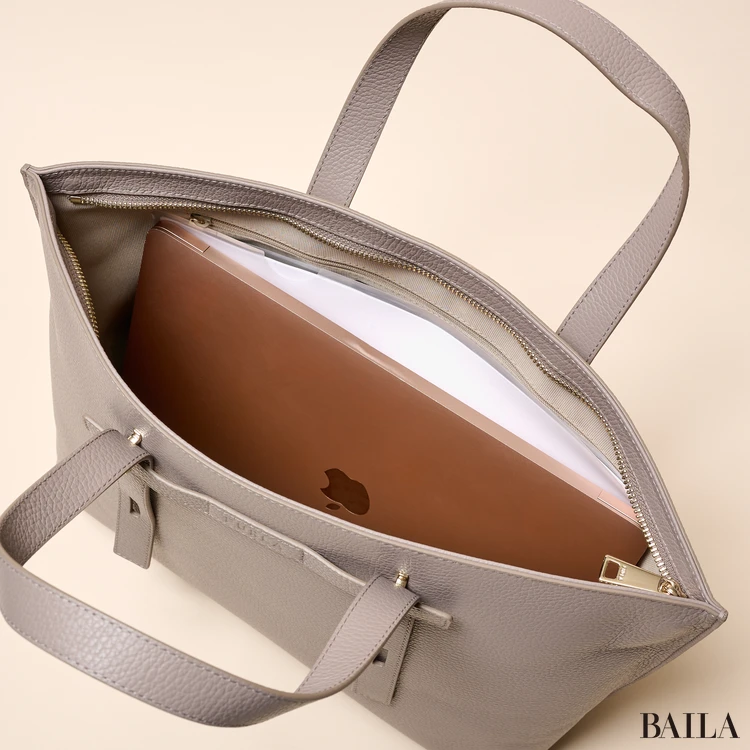 フルラ Furla Giove トートバッグ L PCとA4書類を入れた様子