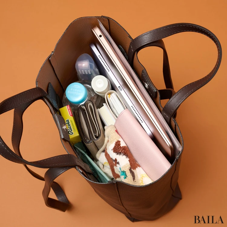 ジャンニ キアリーニ) スーパーライト S 収納力 通勤グッズをバッグに入れた様子