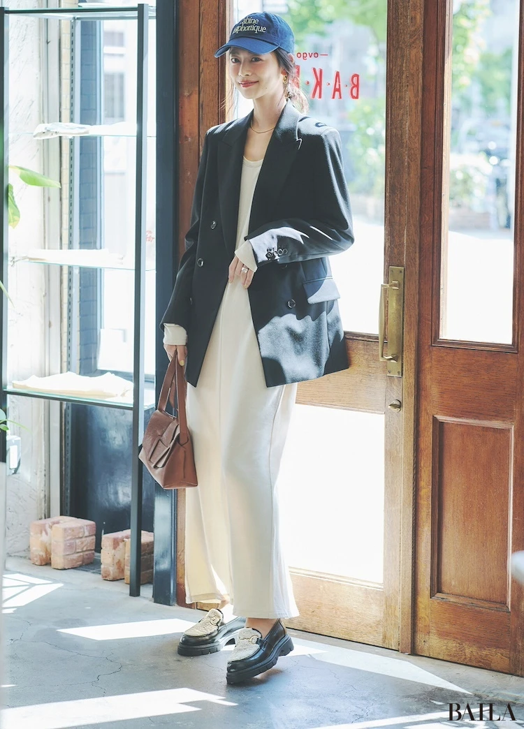 白ワンピ×ジャケットの端正コンビをボアで愛嬌たっぷりに刷新