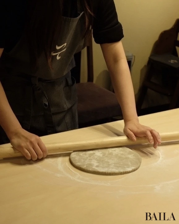 そばハウスで蕎麦を伸ばす様子