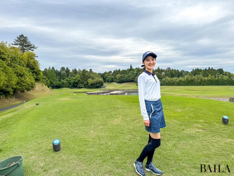 ゴルフ場にいる女性 ゴルフウェア