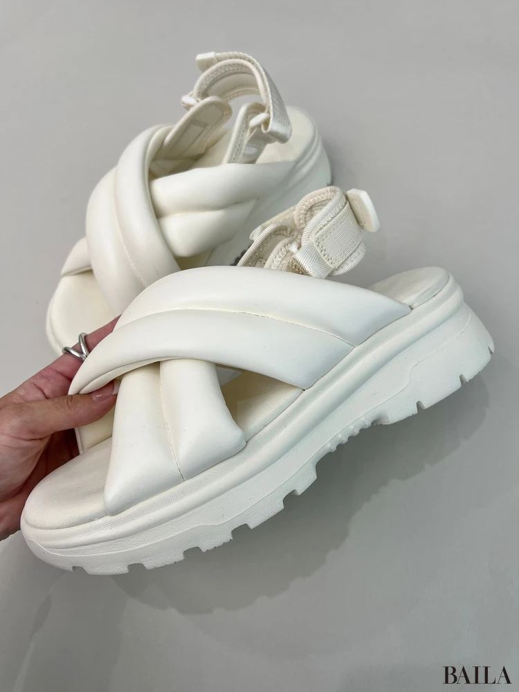 ボリュームソールパフィースポーツサンダル　白　サイド　ジーユー