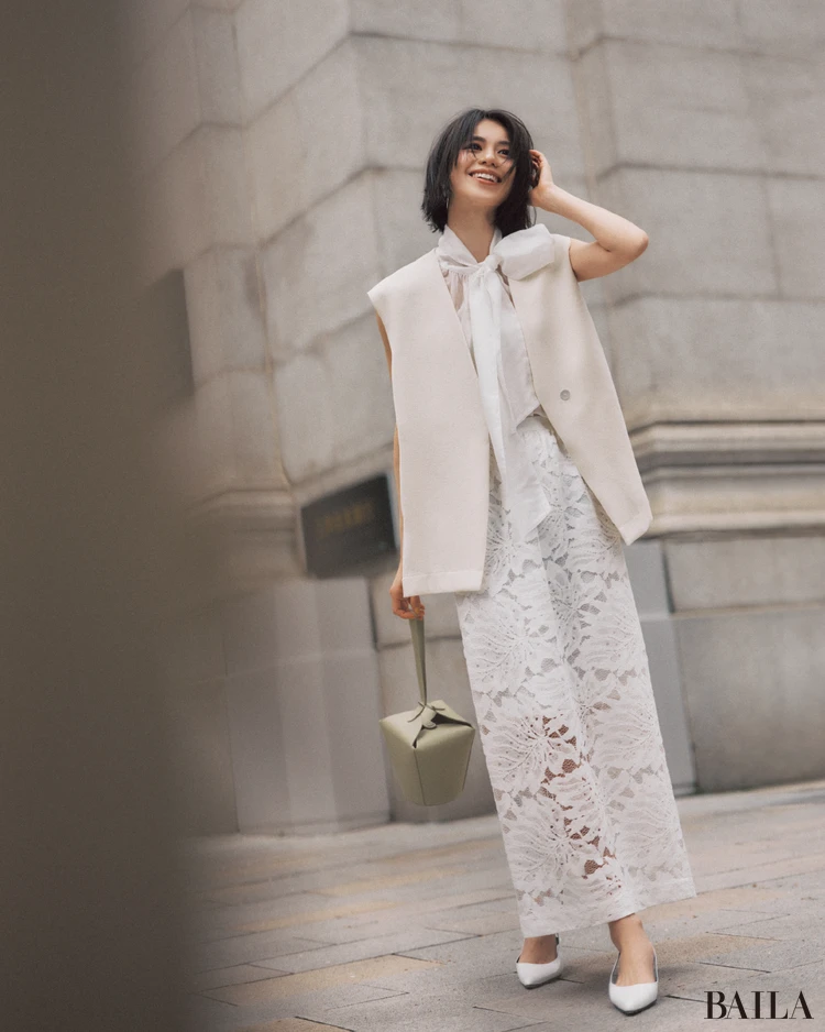 マニッシュな足し算で甘めスタイルにひねりをプラス【BAILA今日のコーデ】