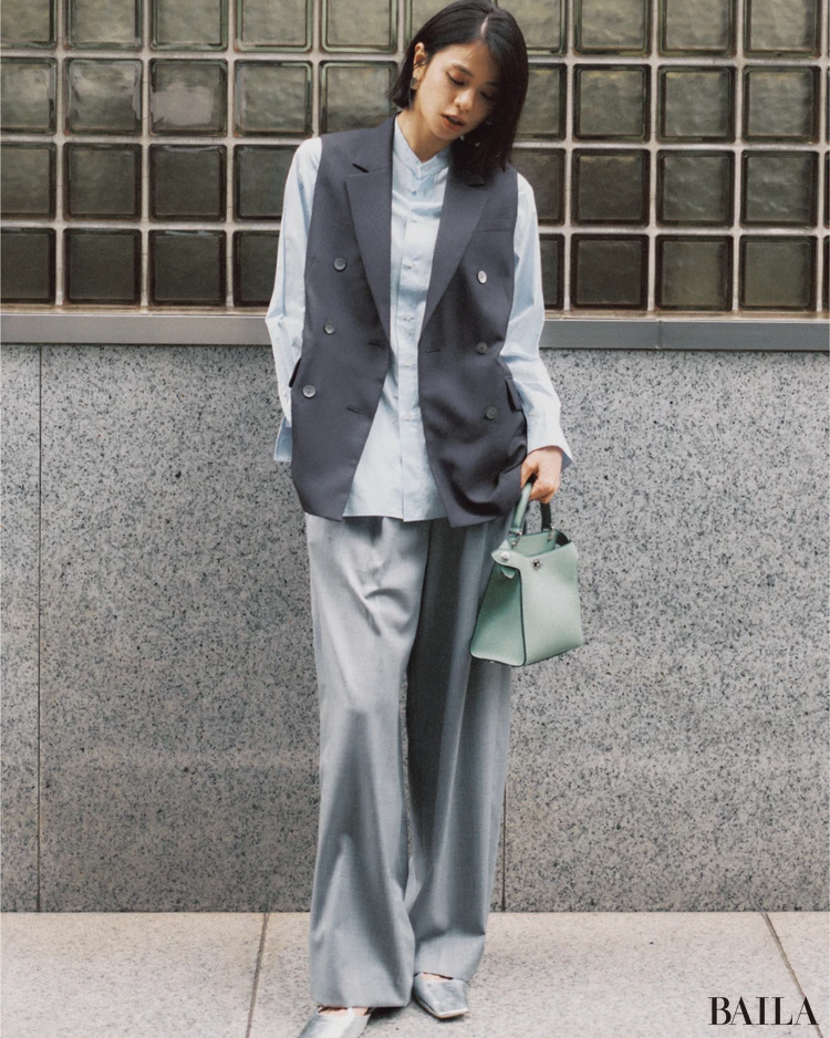 夏の通勤は軽やかなまま奥行きが生まれる涼感ジレに頼る【BAILA今日のコーデ】
