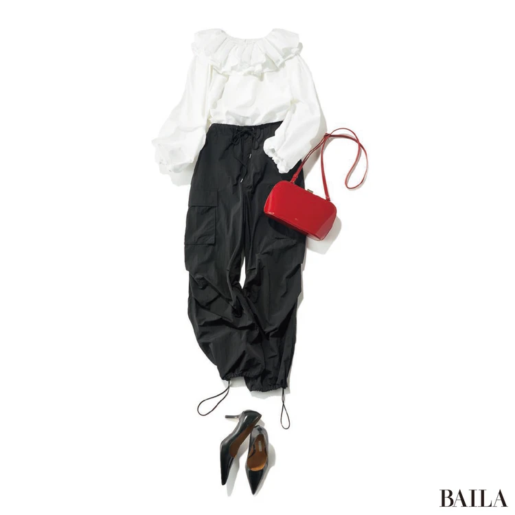 【シンプル派にもおすすめ】大人女子フリルブラウス・シャツコーデ15選! 甘すぎない大人フェミニントップスで通勤や休日の着回しにアクセントを_17