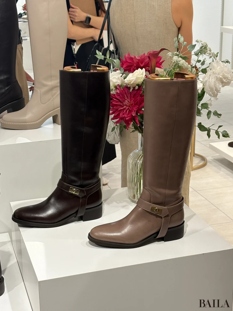 ダイアナのベルトストラップブーツ