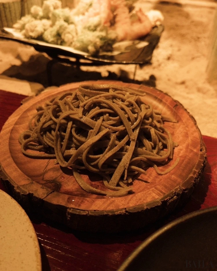 自分で打ったそばを食べる