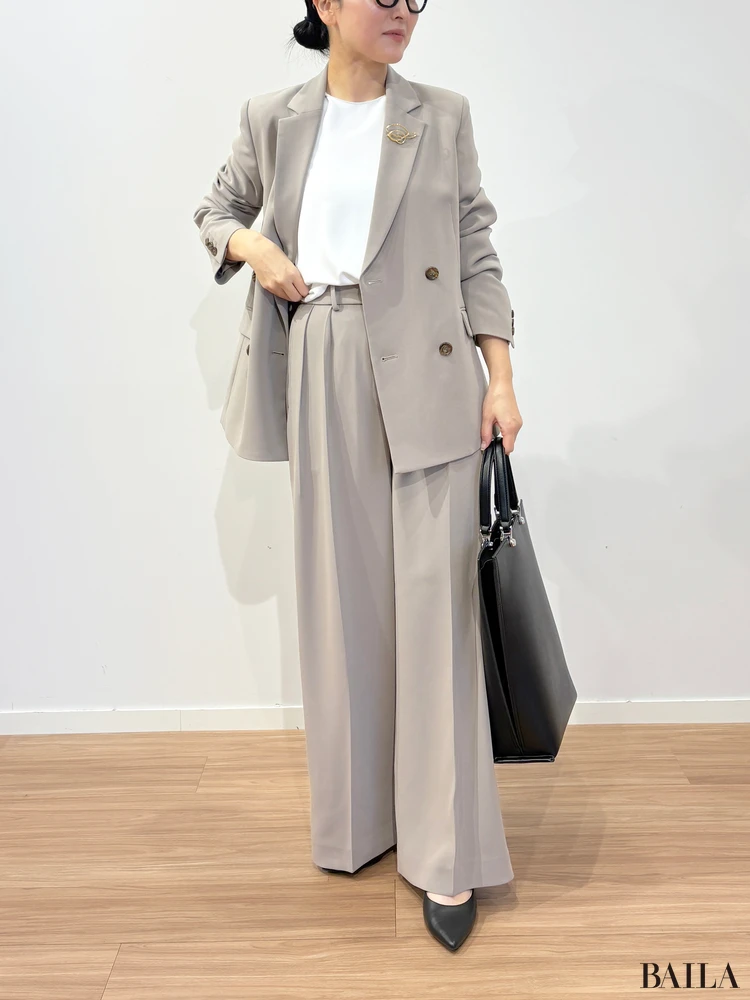 トリアセブレンドダブルジャケット￥23000・トリアセブレンド2タックワイドパンツ￥15000・ラウンドヘム T ブラウス ￥9990・ニュアンスラインブローチ￥2990・ポインテッドトゥパンプス¥9990