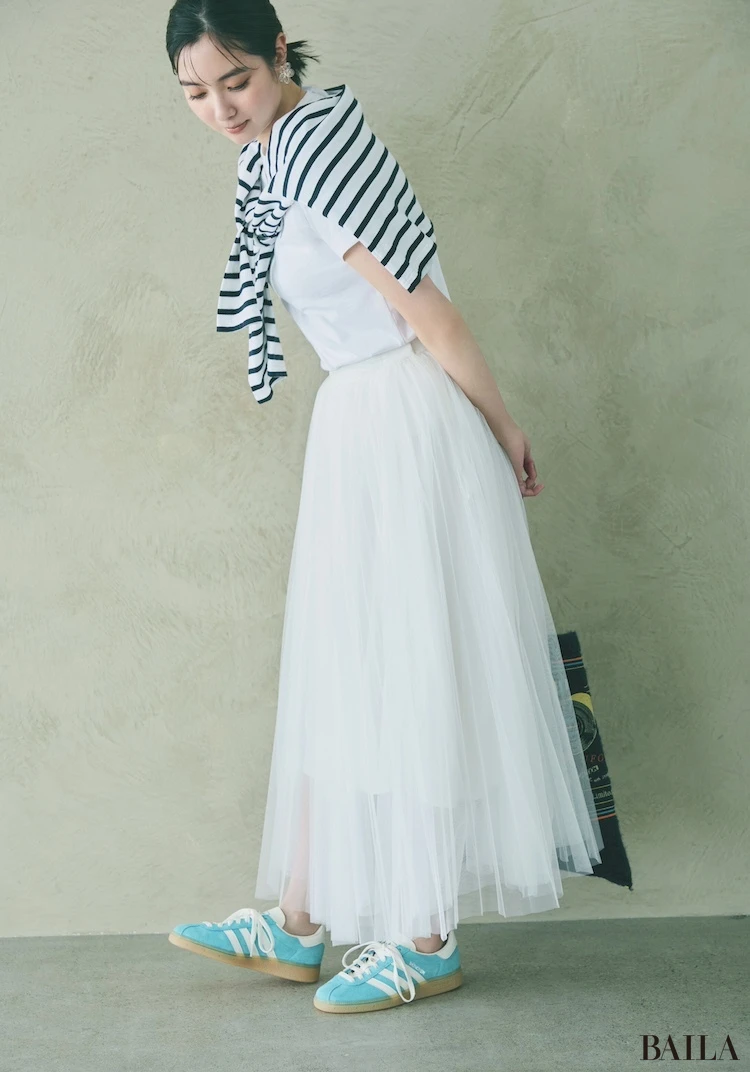 ふんわり甘い着こなしをシャープなブルーで目新しく