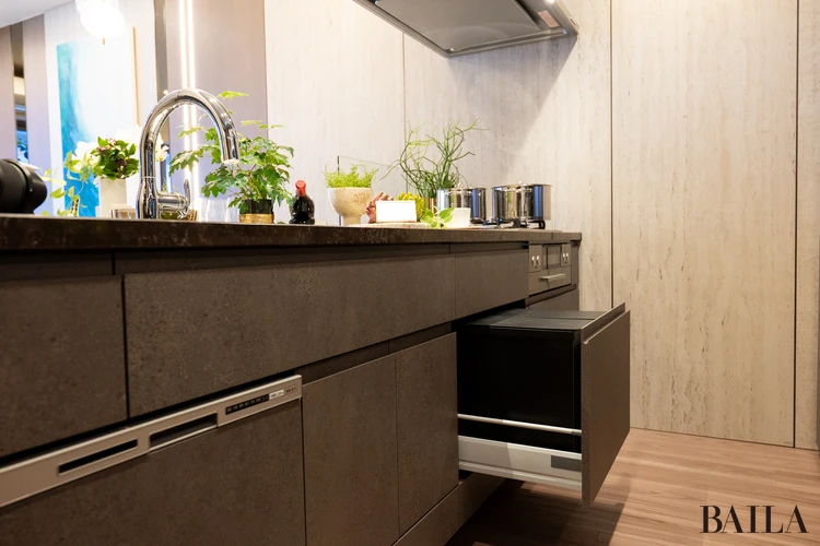 セントラルガーデン月島ザタワー　モデルルーム　キッチン　コンロ下にごみ箱収納