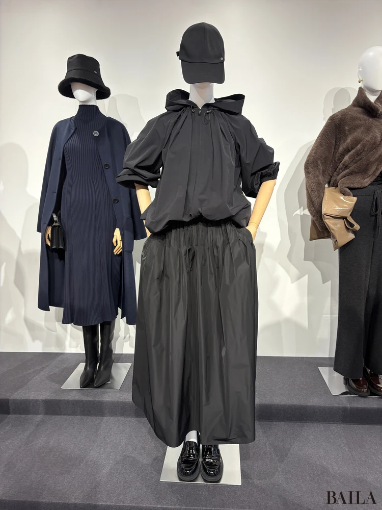 プラステ「フーデッドギャザーブルゾン」と「タフタピンタックボリュームスカート」