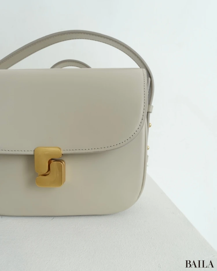 ソールのショルダーバッグの正面からの写真