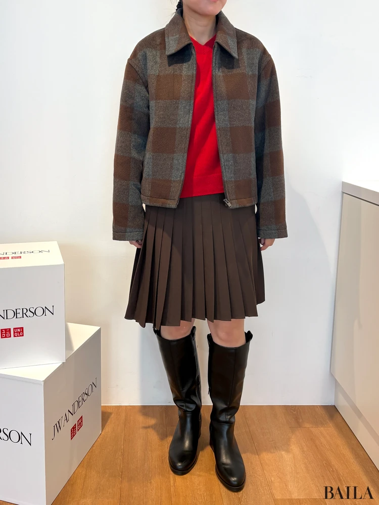 ウールカシミヤVネックショートセーター￥5990・プリーツスカート￥4990・ブラッシュドショートブルゾン￥7990／UNIQLO and JW ANDERSON（ユニクロ）