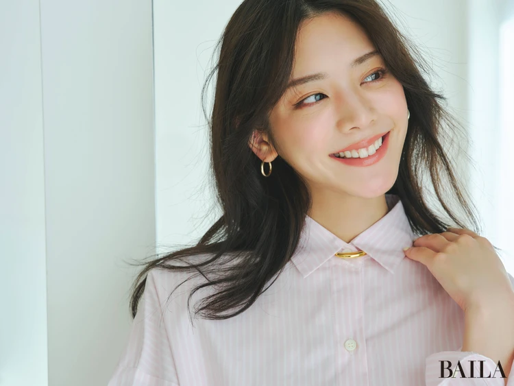 プレゼンコーデの顔周り寄りカット　ゴールドのネックレスをシャツの上から着用している