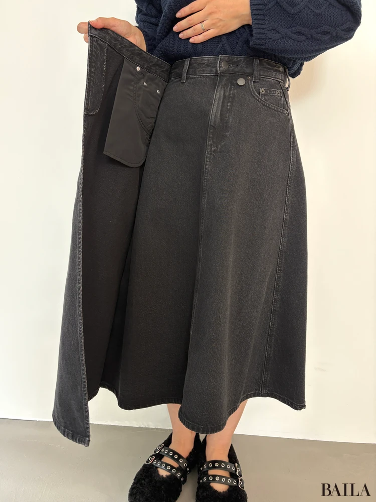 ケーブルバックリボンセーター￥3990・デニムスカート￥3990・フラッフィーボアメリージェーンシューズ￥2990／GU（ジーユー）