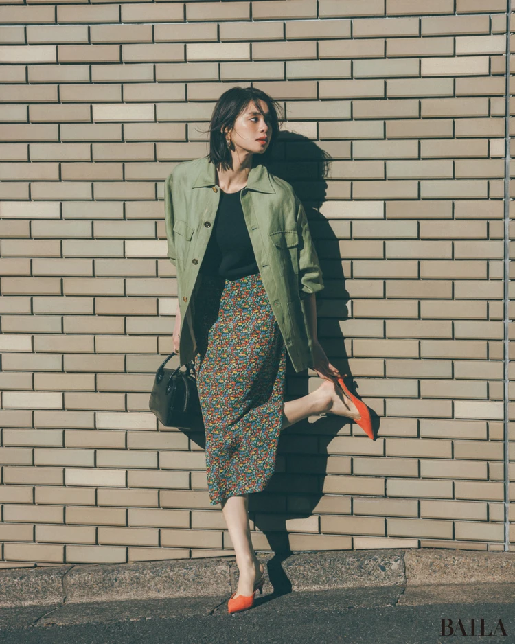 小花柄のチャーミングさをメンズアウターで逆説的に引き立てて【BAILA今日のコーデ】