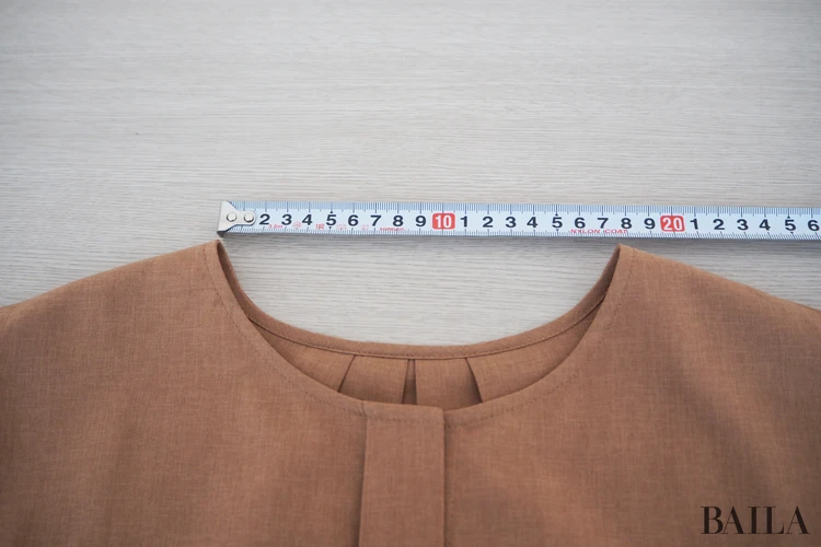 ブラウスの首元の開き：約18cm